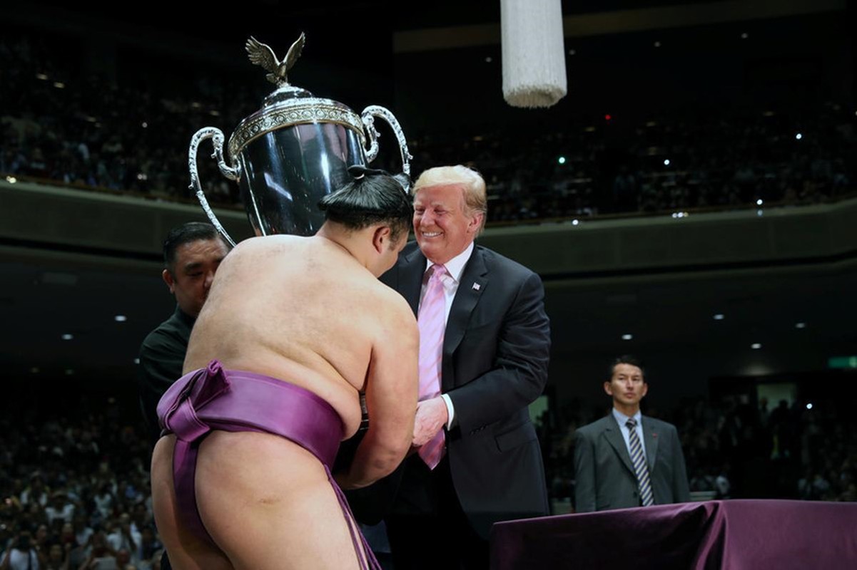 Nguoi Nhat phan khich khi ong Trump trao giai sumo-Hinh-10