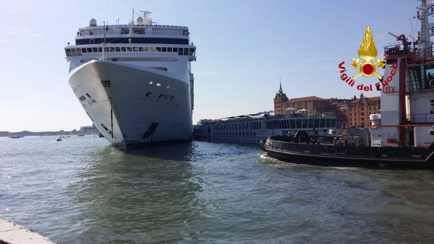 Can canh du thuyen khong lo dam vao ben cang o Venice-Hinh-3