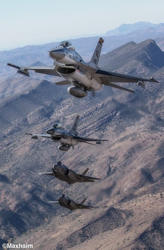 Hoanh trang canh F-35 sanh vai cung F-16 tac chien-Hinh-2