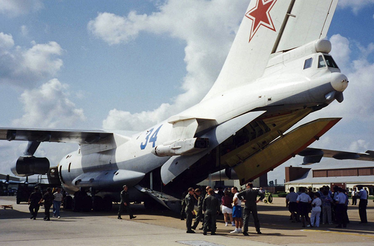 Nga muon bien chuyen co Il-96-400TZ thanh 