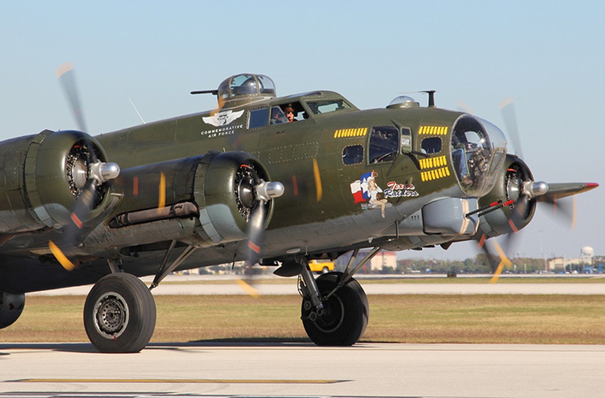 Day la thu khien Boeing B-17 duoc goi la &quot;phao dai bay&quot;-Hinh-9