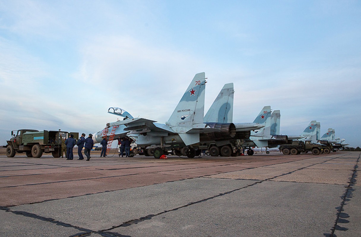 Khung khiep: Tiem kich Su-27/30 Nga vuot 7.000km chi de...-Hinh-8