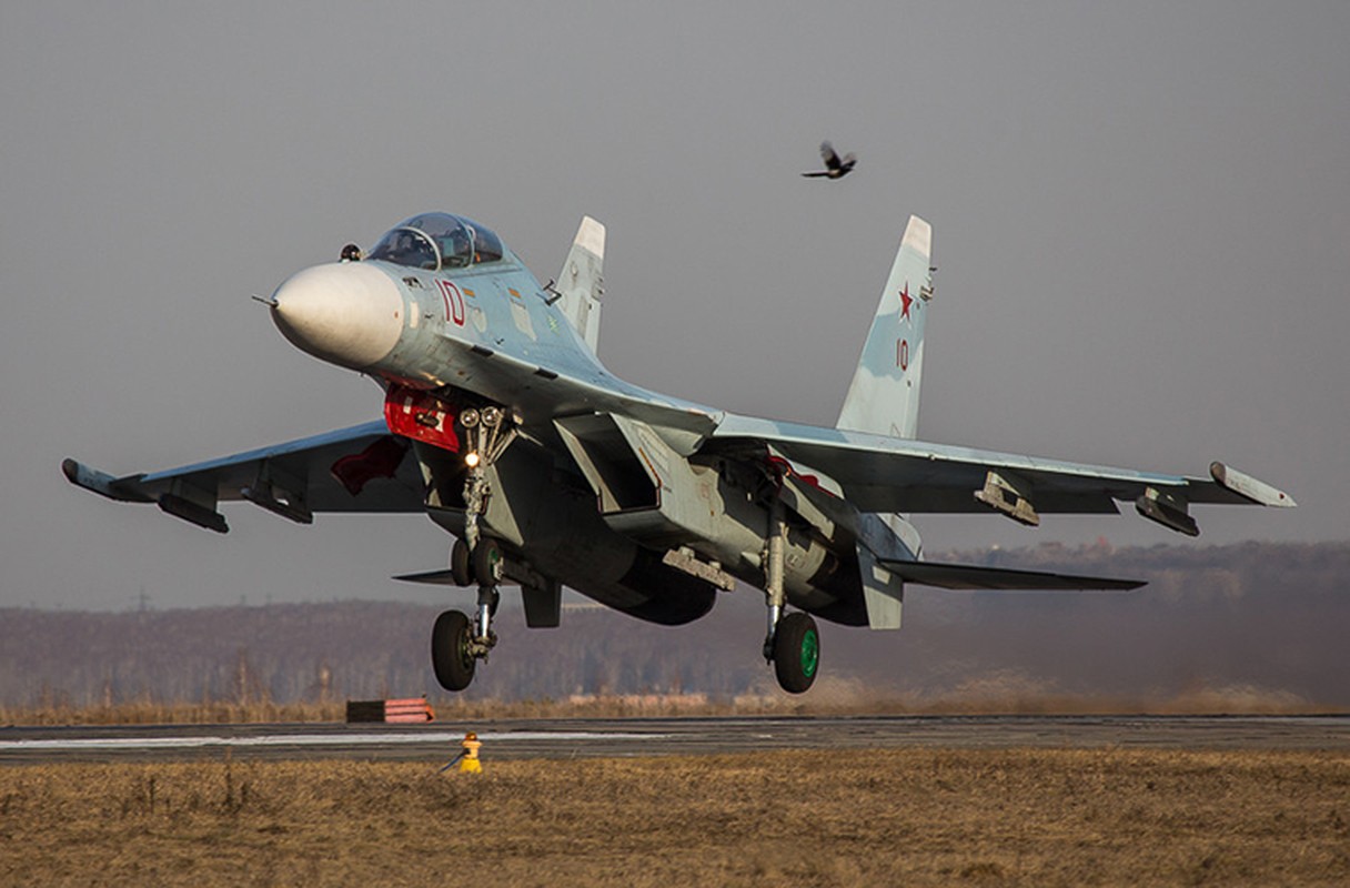 Khung khiep: Tiem kich Su-27/30 Nga vuot 7.000km chi de...