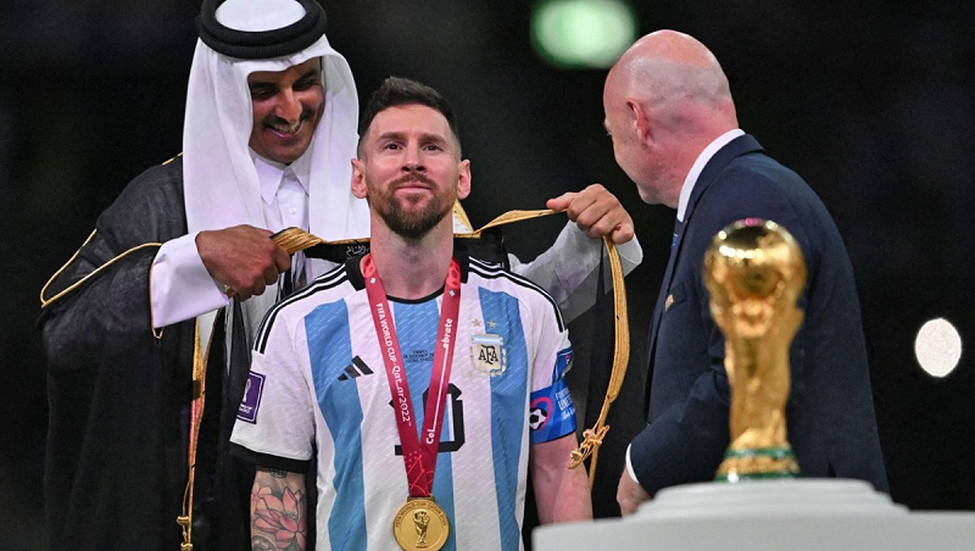 Bat ngo y nghia chiec ao choang Messi mac khi nhan cup vang