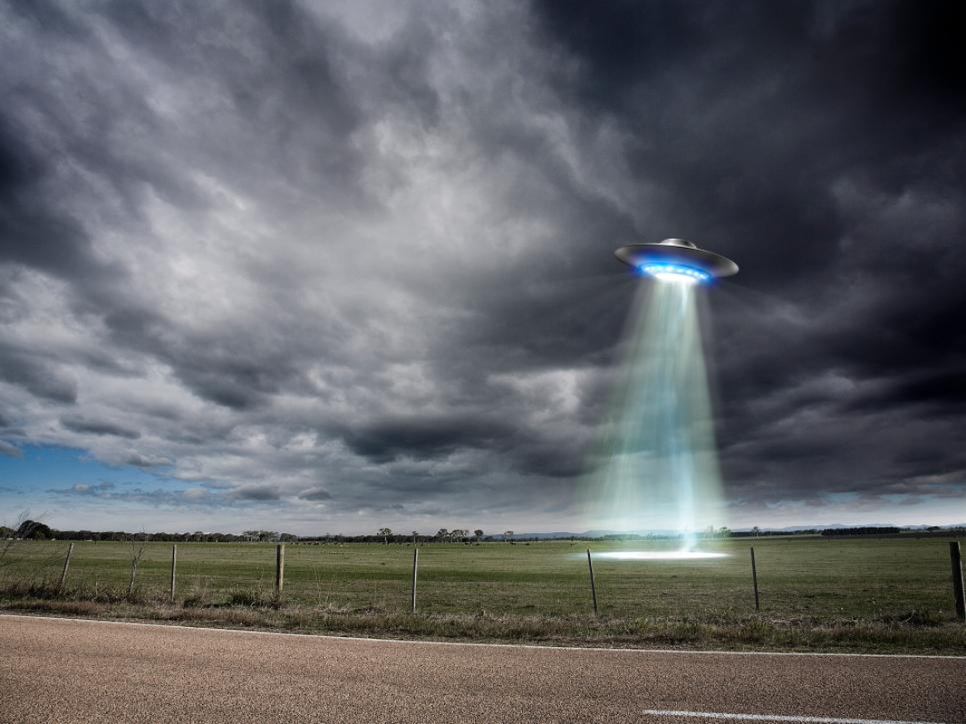 Giat minh trai nghiem cham tran UFO cua vi dao dien lung danh-Hinh-4