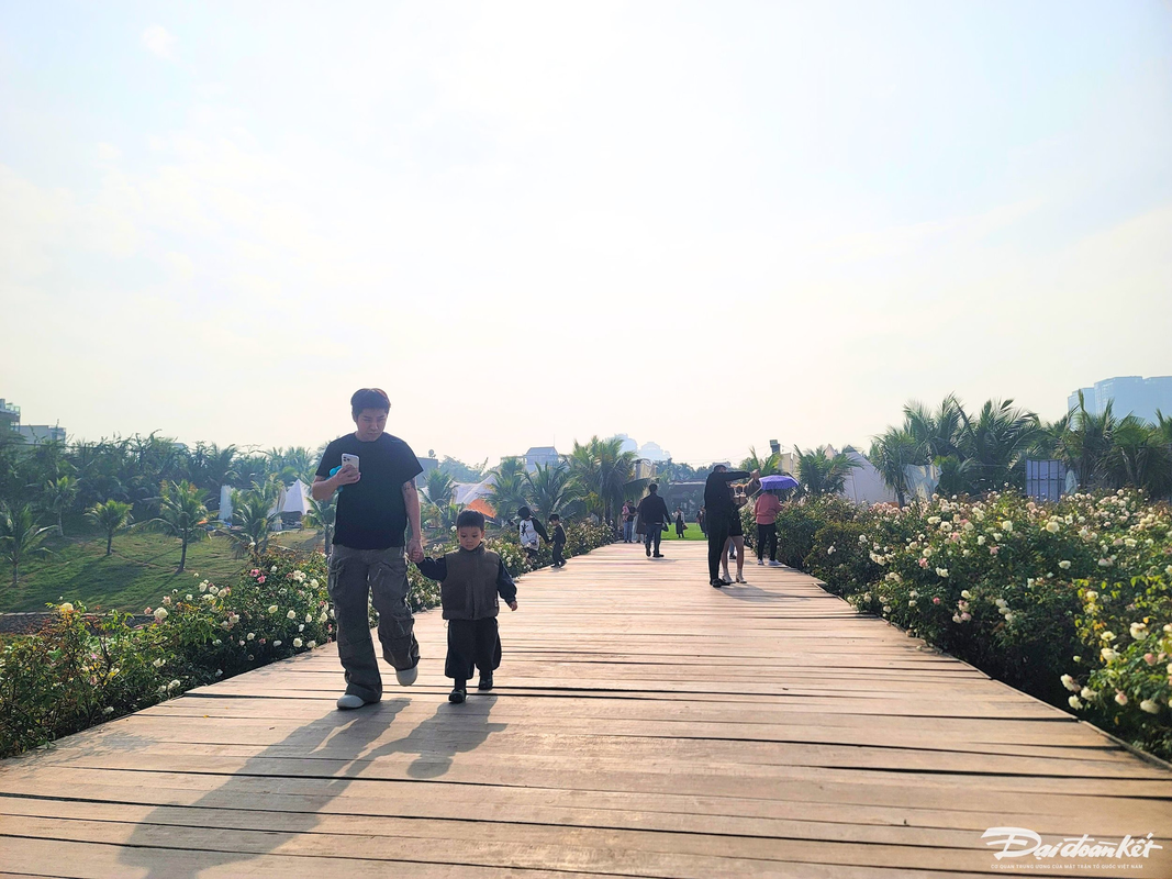 Thung lung hoa Ho Tay hut du khach 'check in' trong ngay Tet Duong lich-Hinh-13