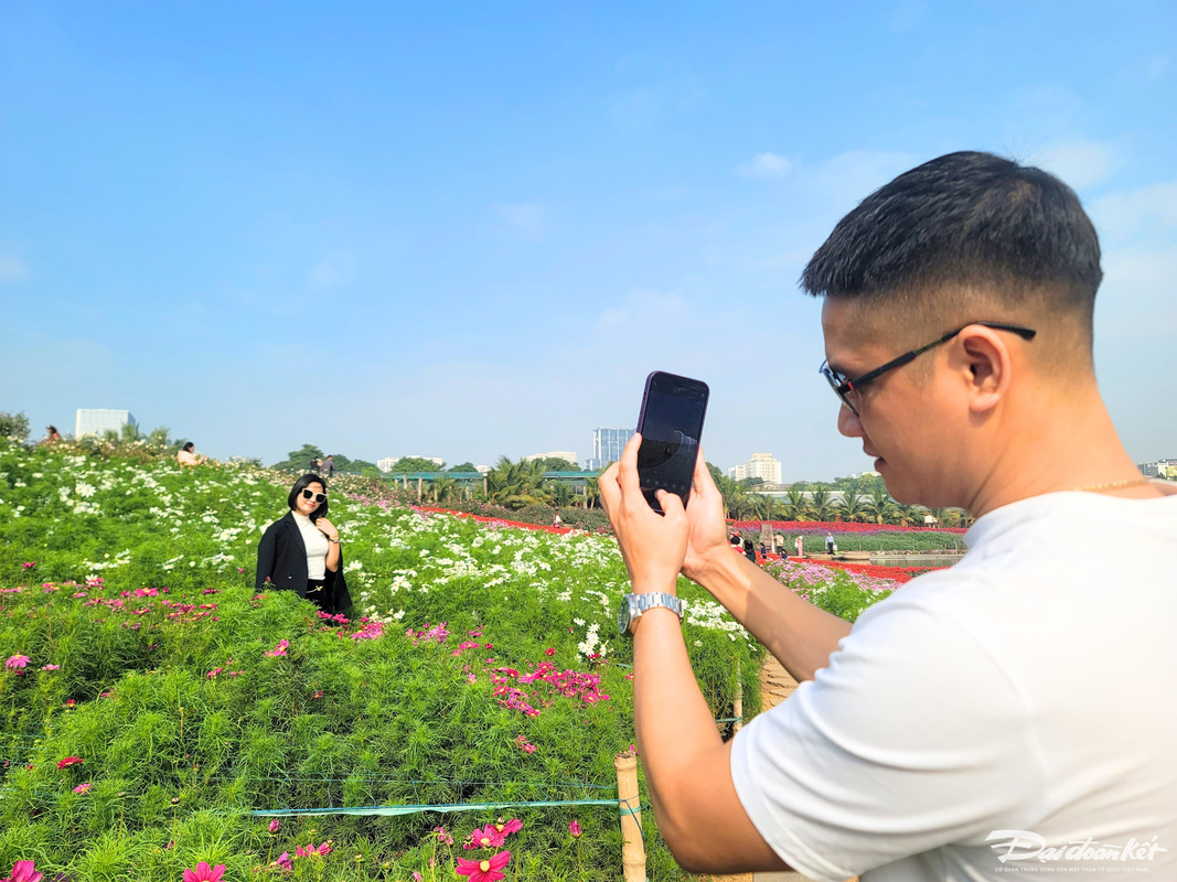 Thung lung hoa Ho Tay hut du khach 'check in' trong ngay Tet Duong lich-Hinh-9