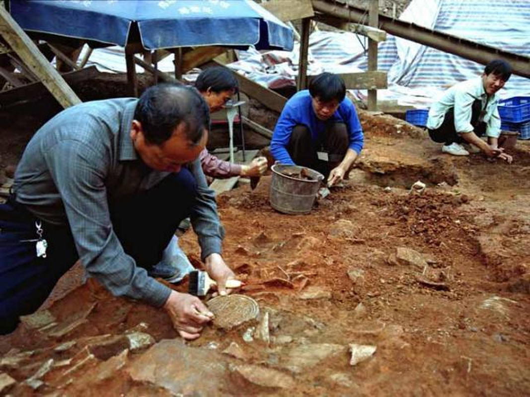 Dao sau hang dong giau bau vat, chuyen gia phong toa hien truong-Hinh-6