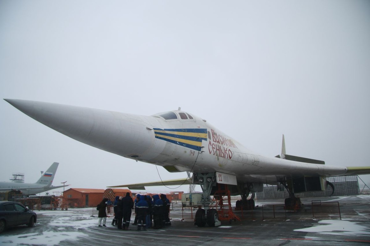 Xot xa so phan may bay Tu-160 bi xe thit o Ukraine trong qua khu-Hinh-8