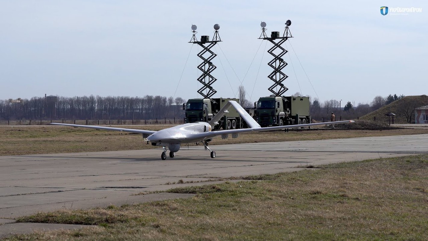 Nga muon bien S-70 Okhotnik thanh 