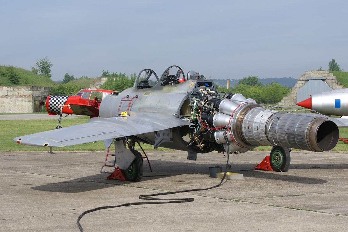 Bat ngo voi hai quoc gia van su dung tiem kich MiG-15-Hinh-12