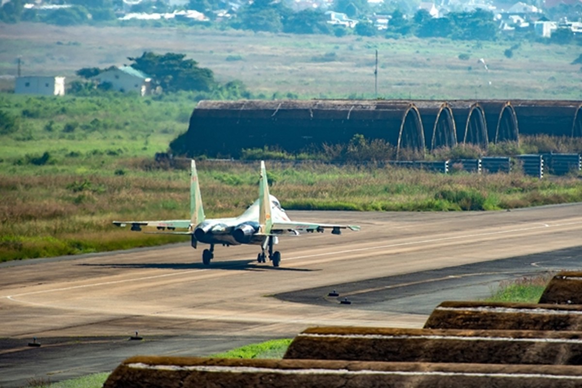 Hinh anh hiem tiem kich Su-30MK2 cua Viet Nam vuot buc tuong am thanh-Hinh-3