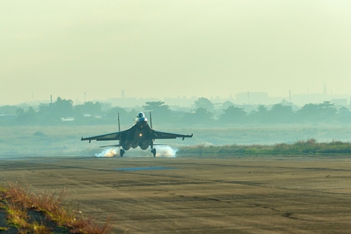 Hinh anh hiem tiem kich Su-30MK2 cua Viet Nam vuot buc tuong am thanh-Hinh-9