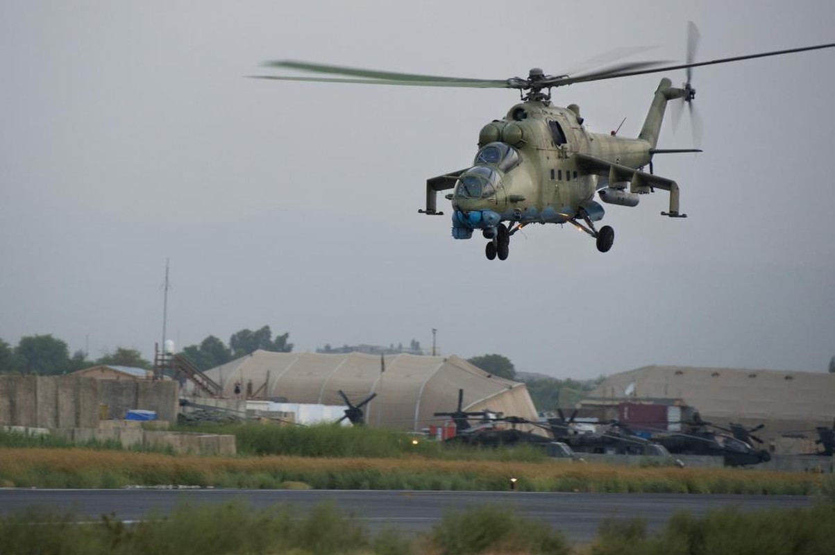 Truc thang vu trang Mi-35 cua Nga roi o Syria, phi cong thiet mang-Hinh-10