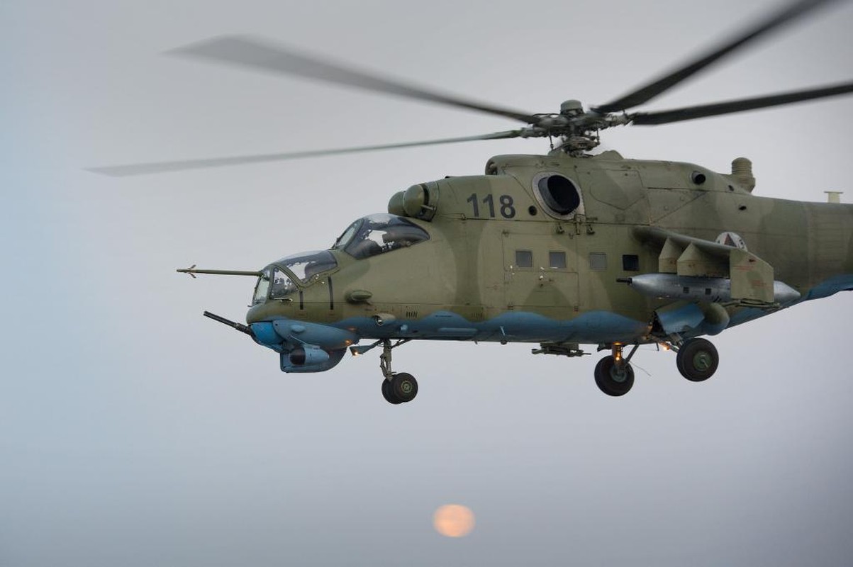 Truc thang vu trang Mi-35 cua Nga roi o Syria, phi cong thiet mang-Hinh-11