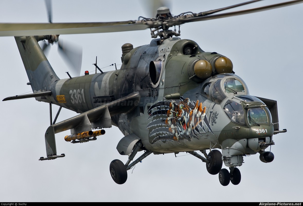 Truc thang vu trang Mi-35 cua Nga roi o Syria, phi cong thiet mang-Hinh-12