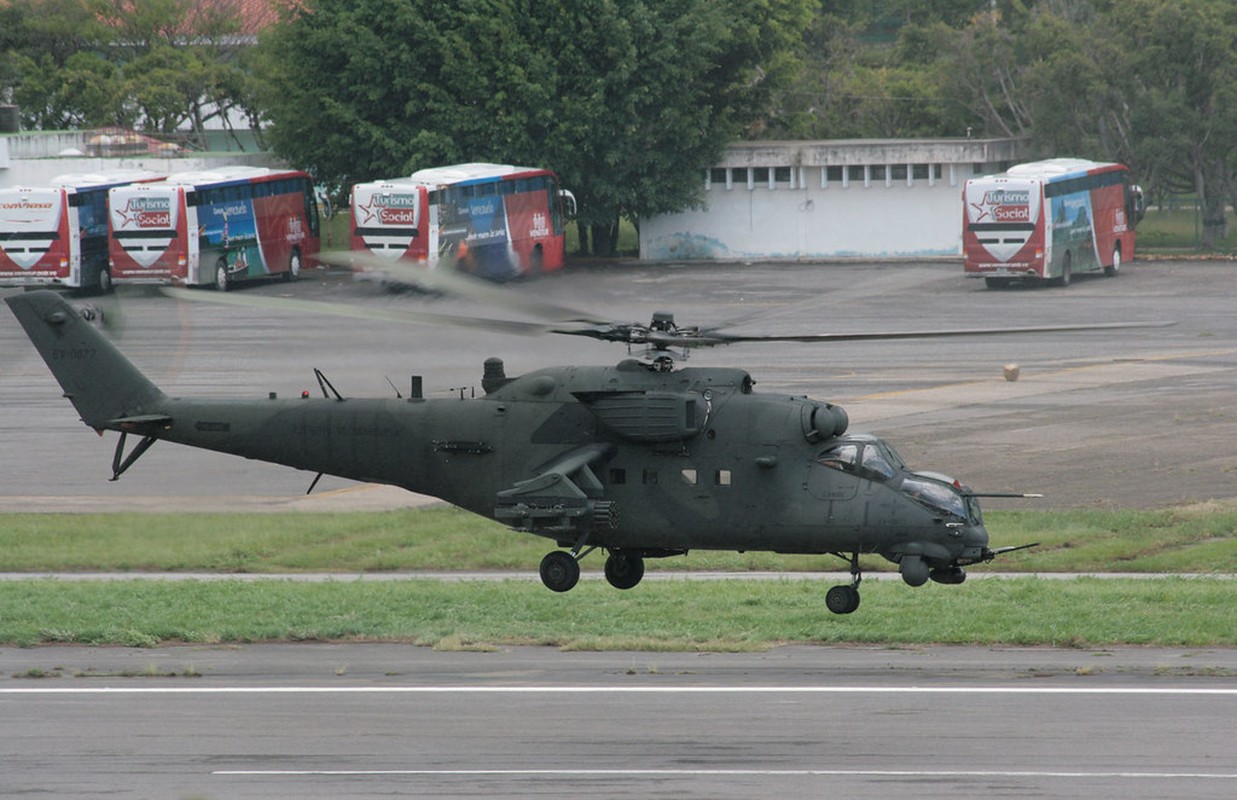 Truc thang vu trang Mi-35 cua Nga roi o Syria, phi cong thiet mang-Hinh-13