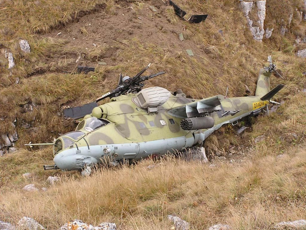 Truc thang vu trang Mi-35 cua Nga roi o Syria, phi cong thiet mang-Hinh-3