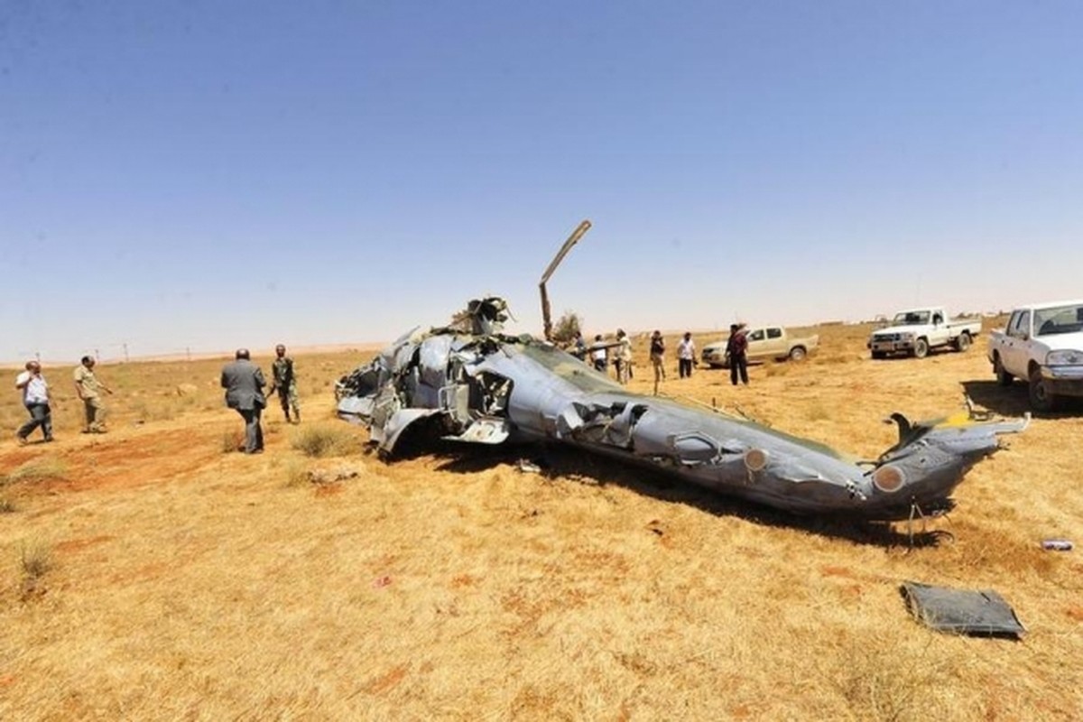 Truc thang vu trang Mi-35 cua Nga roi o Syria, phi cong thiet mang