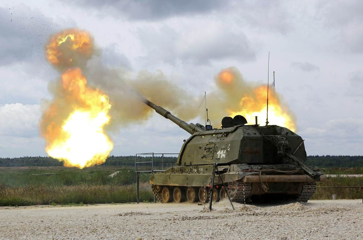 Ukraine bat ngo keo hang dan phao tu hanh 152mm toi Donbass