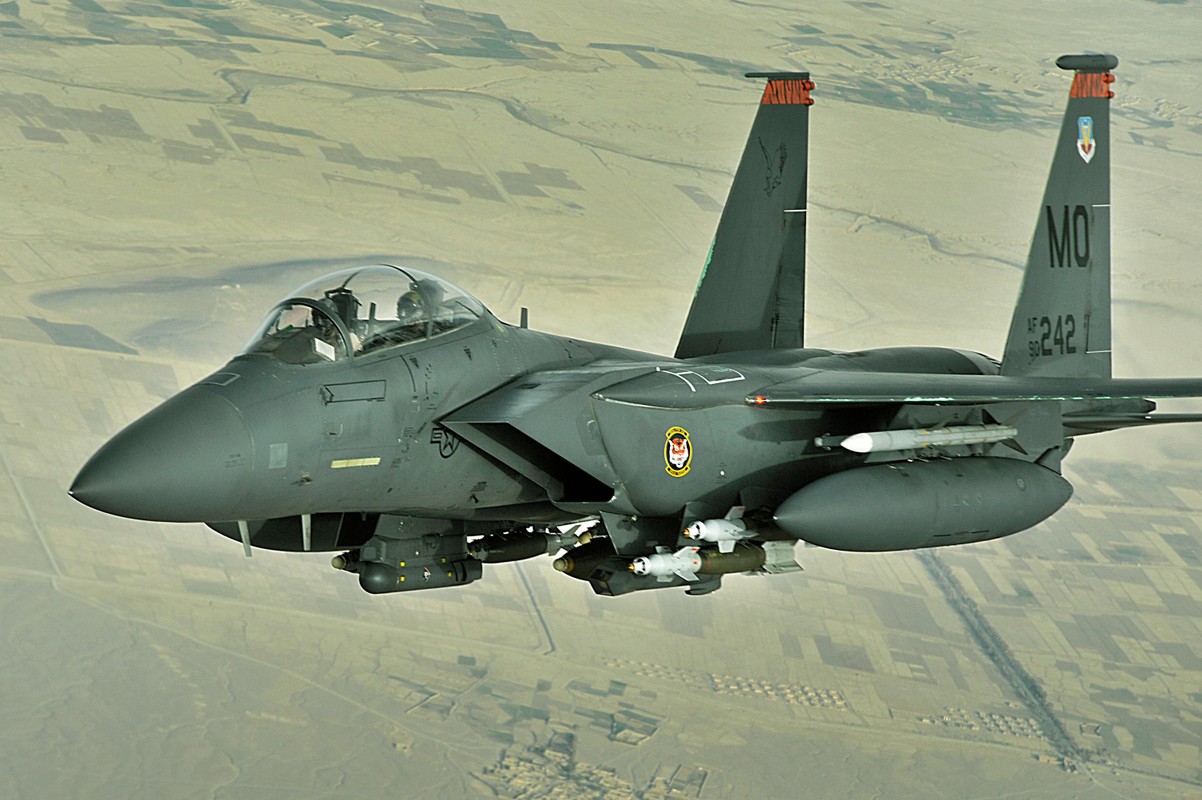 Tiem kich F-15E cua My manh ngang may bay nem bom chien luoc Trung Quoc-Hinh-10
