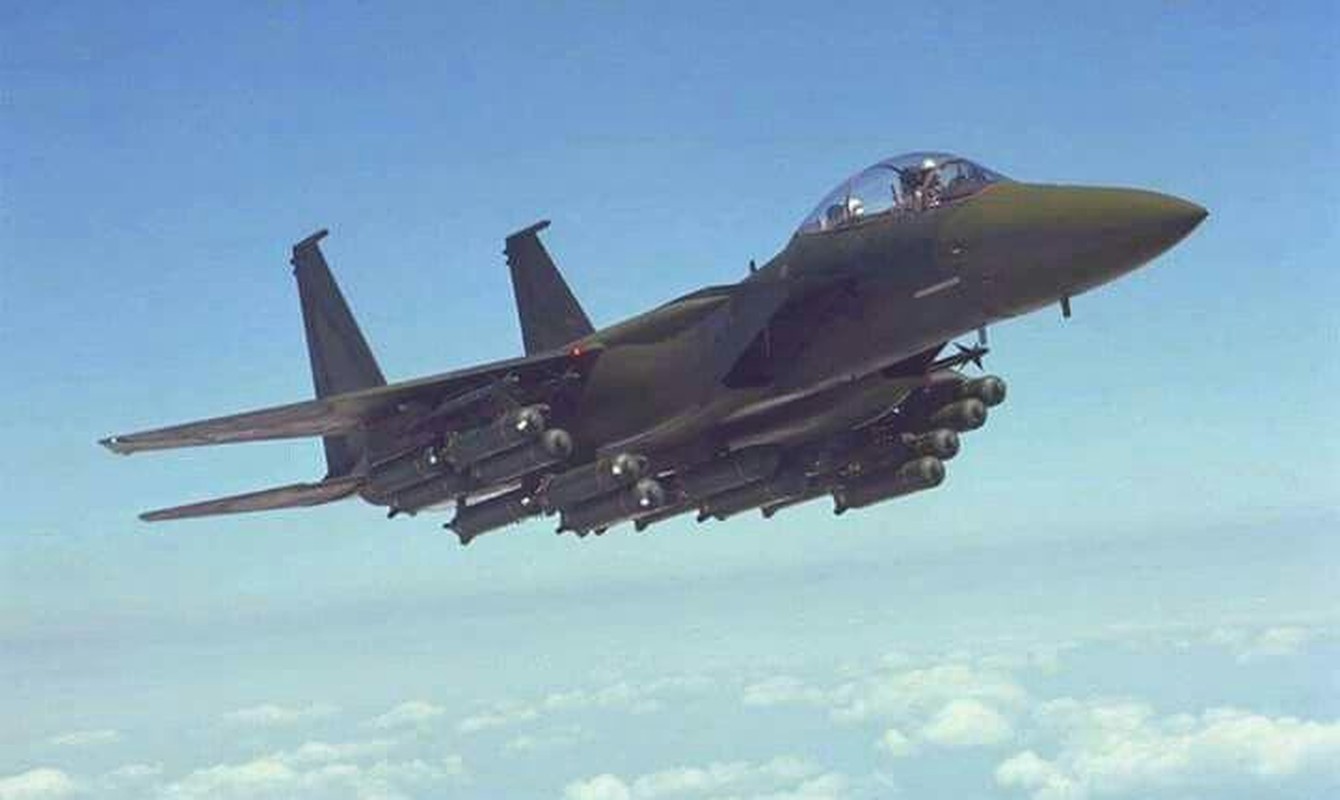 Tiem kich F-15E cua My manh ngang may bay nem bom chien luoc Trung Quoc-Hinh-3