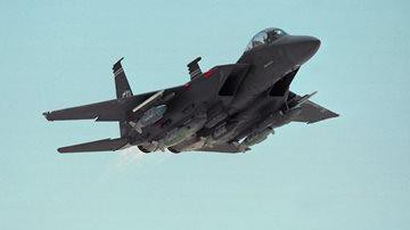 Tiem kich F-15E cua My manh ngang may bay nem bom chien luoc Trung Quoc-Hinh-4