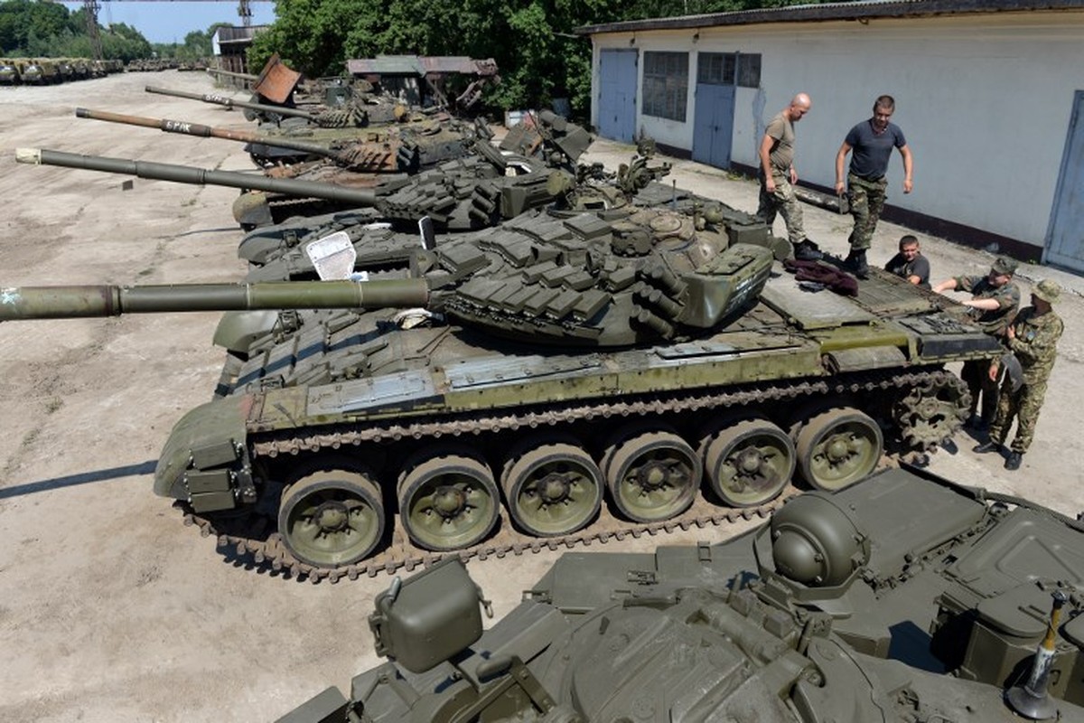 Ukraine keo 200 xe tang toi Donbass, tinh hinh cang nhu day dan-Hinh-12