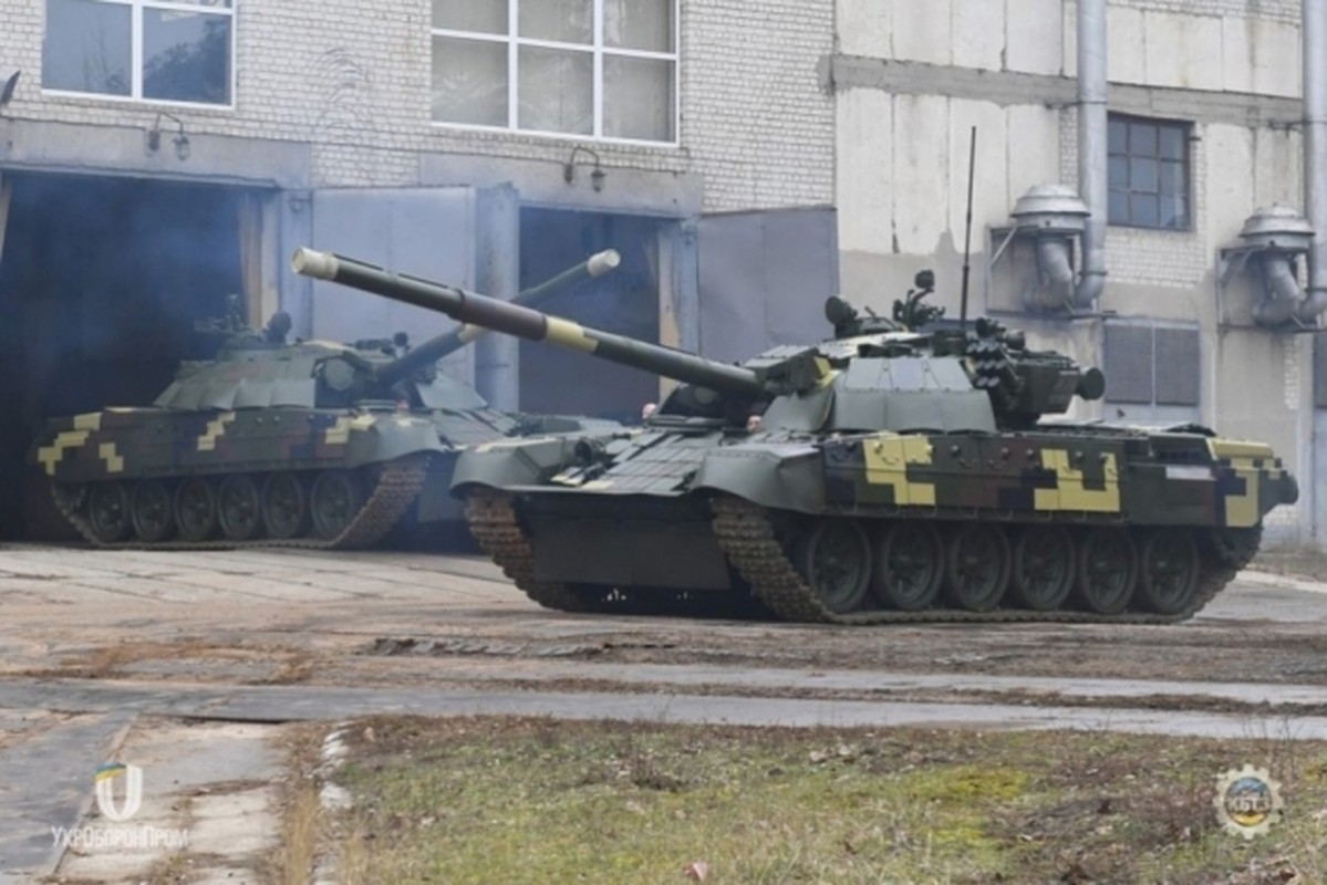 Ukraine keo 200 xe tang toi Donbass, tinh hinh cang nhu day dan-Hinh-13