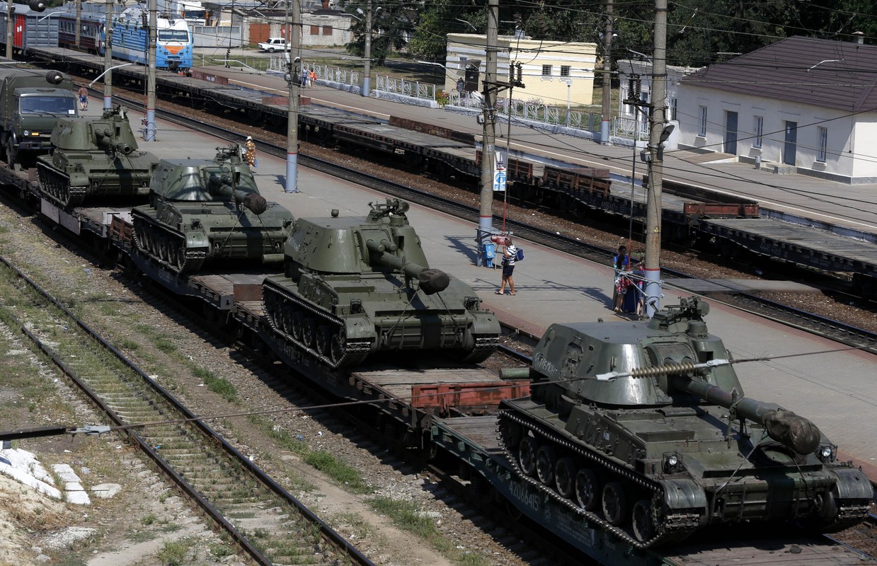 Ukraine keo 200 xe tang toi Donbass, tinh hinh cang nhu day dan-Hinh-3