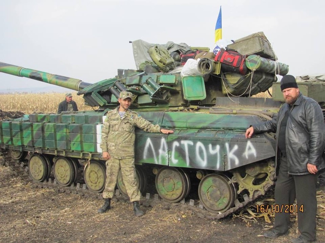 Ukraine keo 200 xe tang toi Donbass, tinh hinh cang nhu day dan-Hinh-5