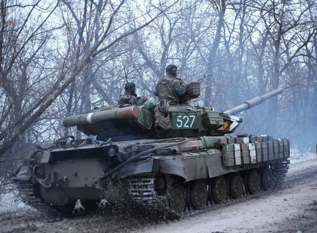 Ukraine keo 200 xe tang toi Donbass, tinh hinh cang nhu day dan-Hinh-6