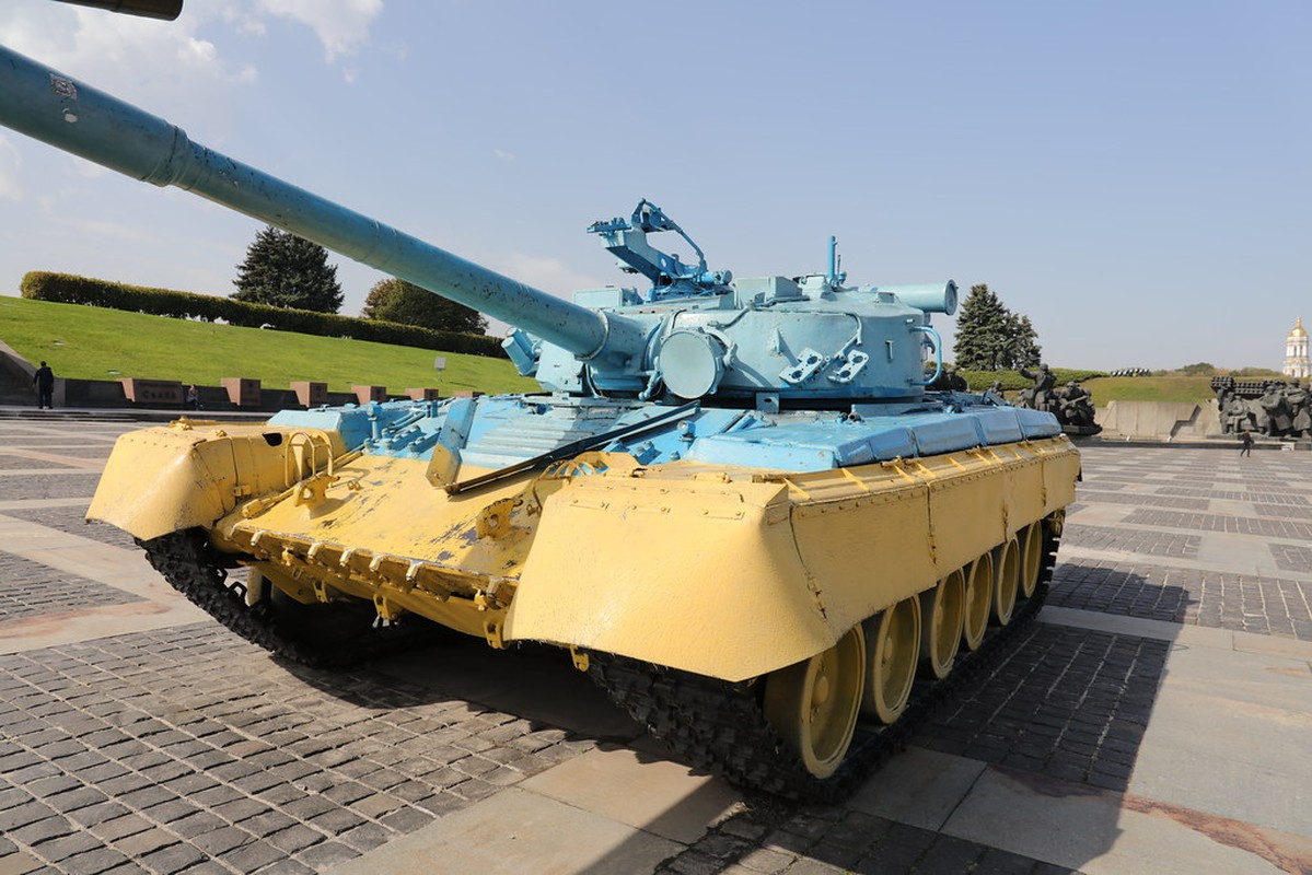 Ukraine keo 200 xe tang toi Donbass, tinh hinh cang nhu day dan-Hinh-7