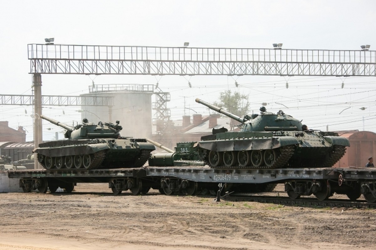 Ukraine keo 200 xe tang toi Donbass, tinh hinh cang nhu day dan
