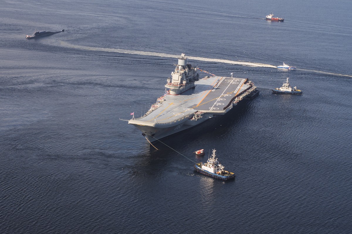 Tau san bay Kuznetsov tuyet phu day ca met, khong ai lam viec-Hinh-13