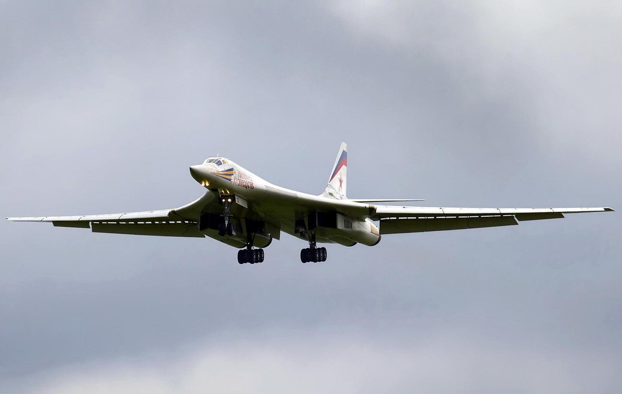Tu-160 cua Nga duoc trang bi dong co moi voi uy luc gap boi-Hinh-8