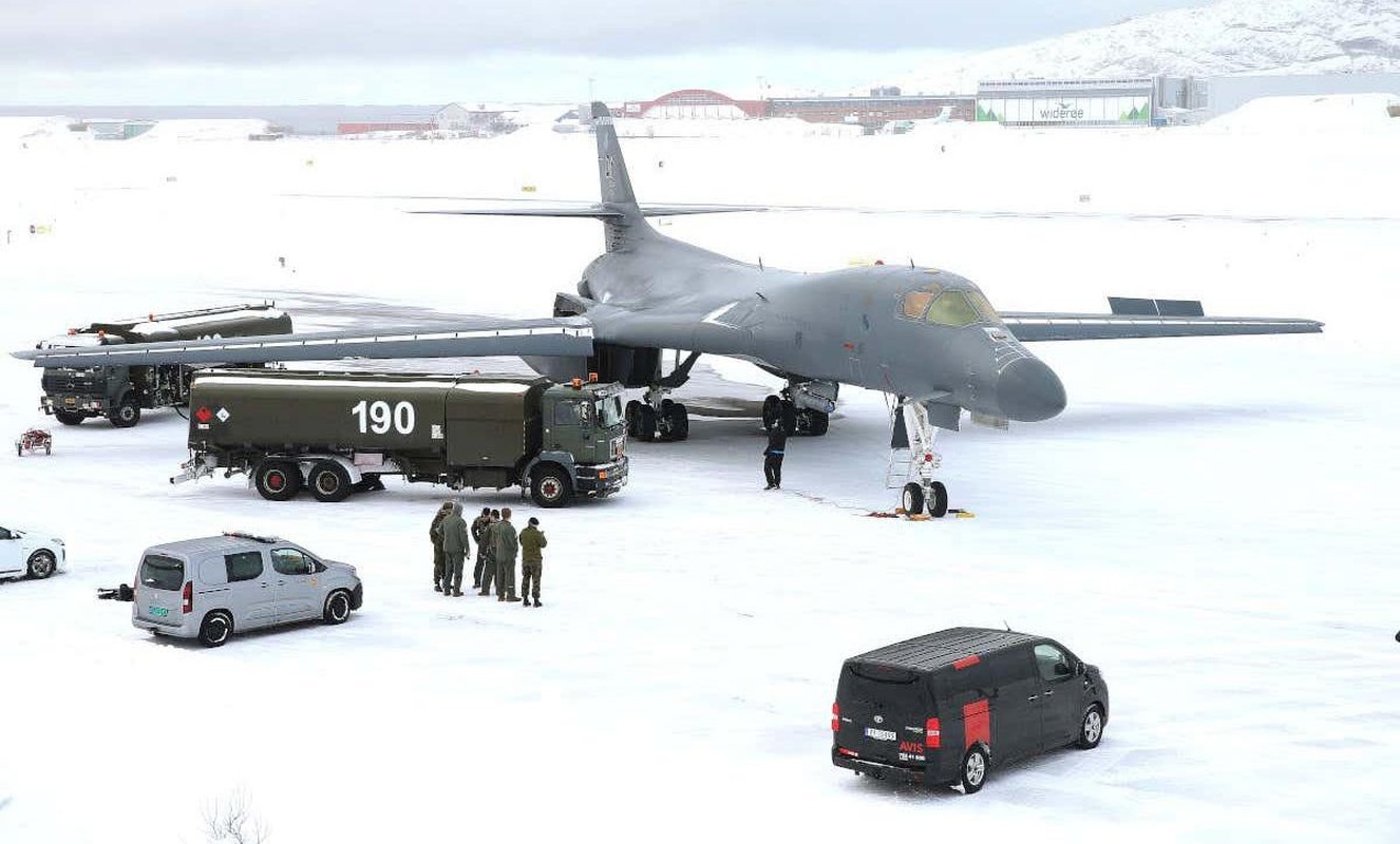 B-1B Lancer My ha canh thang len tuyet, gui loi thach thuc toi Nga-Hinh-7