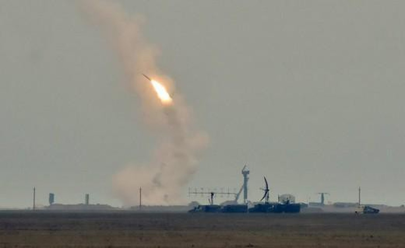 Ukraine keo S-300 toi mien Dong, Nga chi phe ly khai cach doi pho-Hinh-5