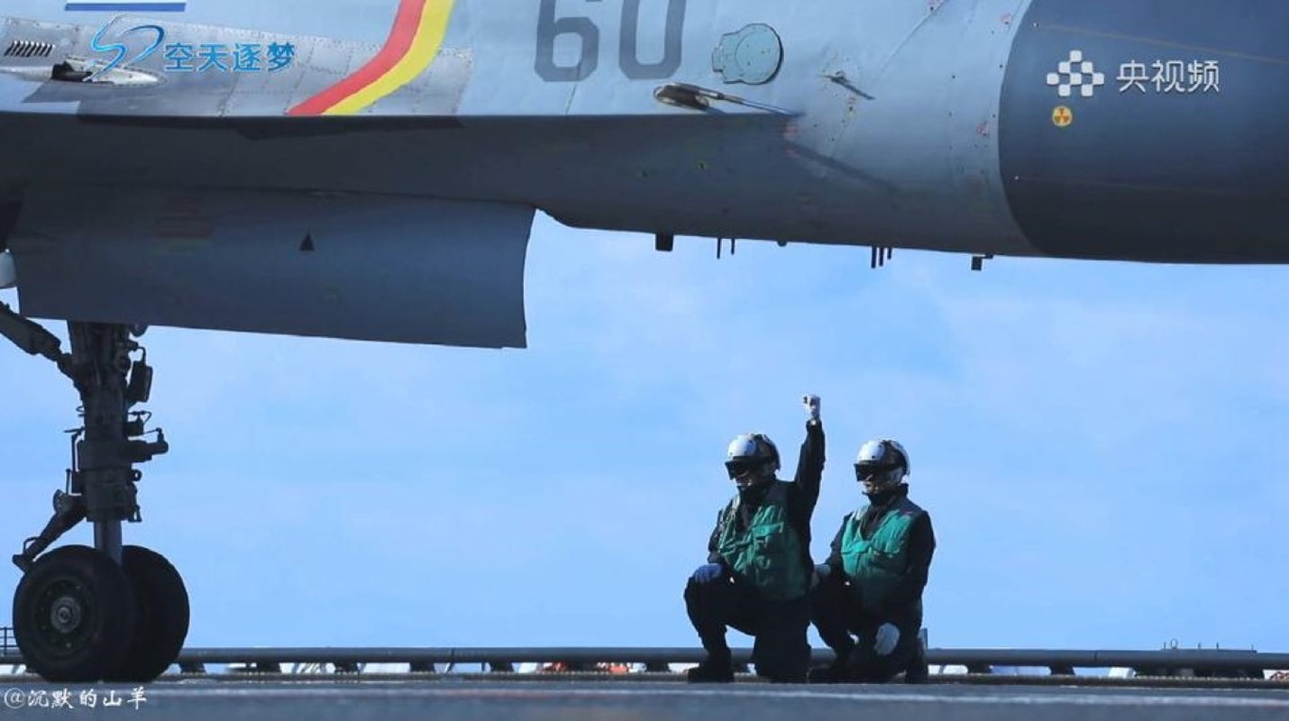 Tau san bay Son Dong: Ve ngoai hoanh trang, ben trong nhieu 