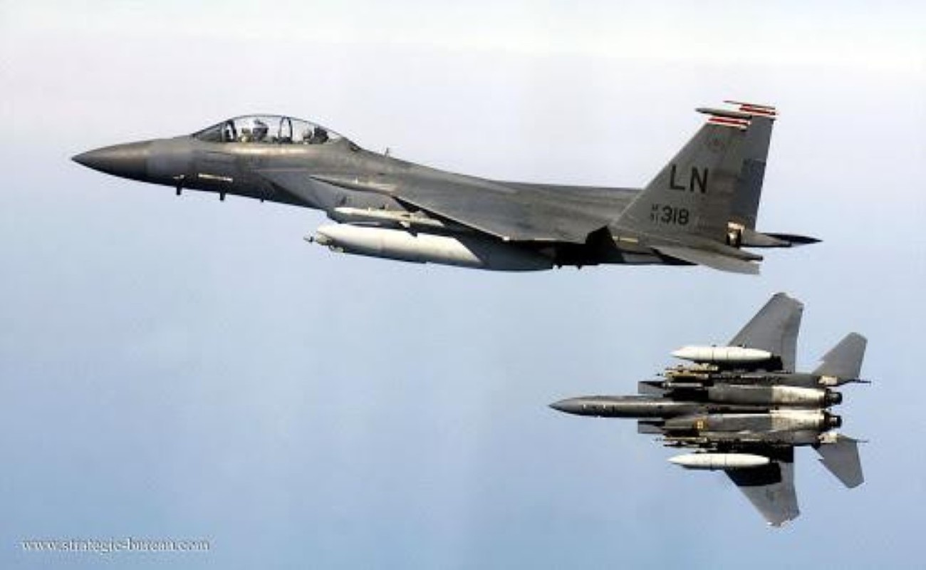 Tiem kich F-15E gay soc khi mang cung luc 5 ten lua tang hinh nang 1 tan-Hinh-11