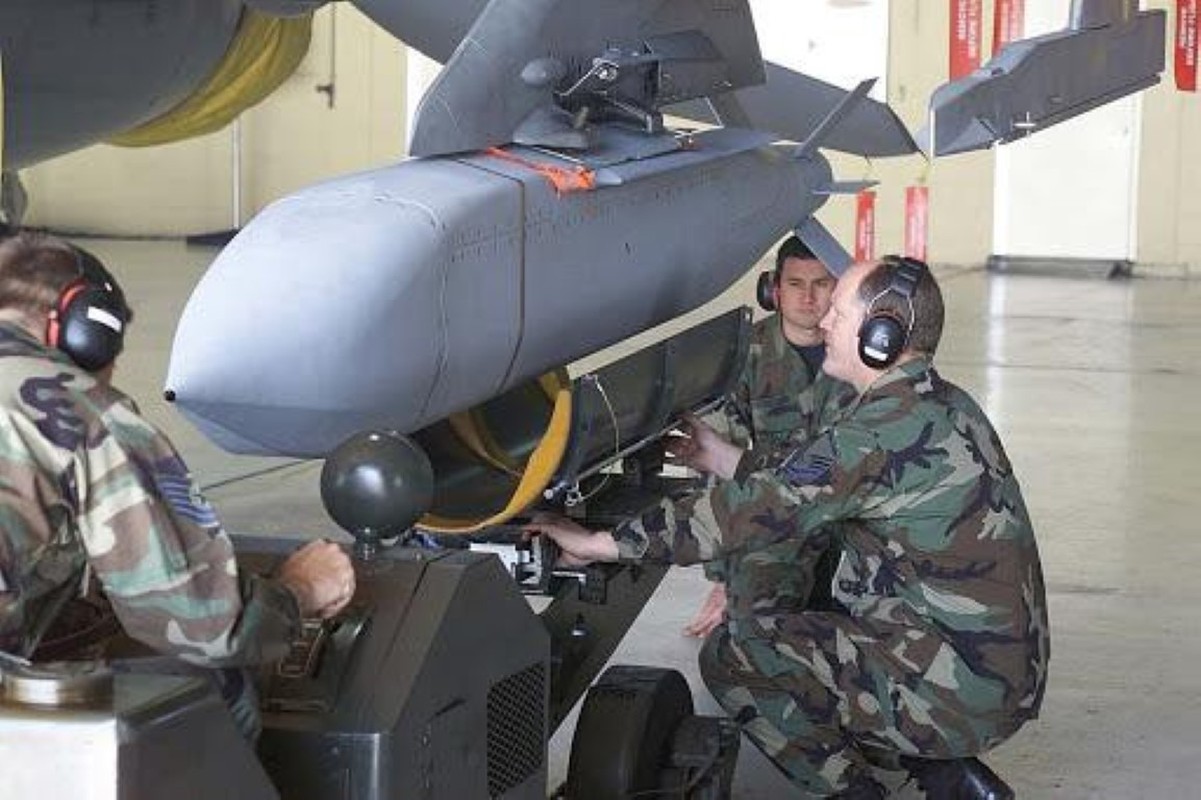 Tiem kich F-15E gay soc khi mang cung luc 5 ten lua tang hinh nang 1 tan-Hinh-5