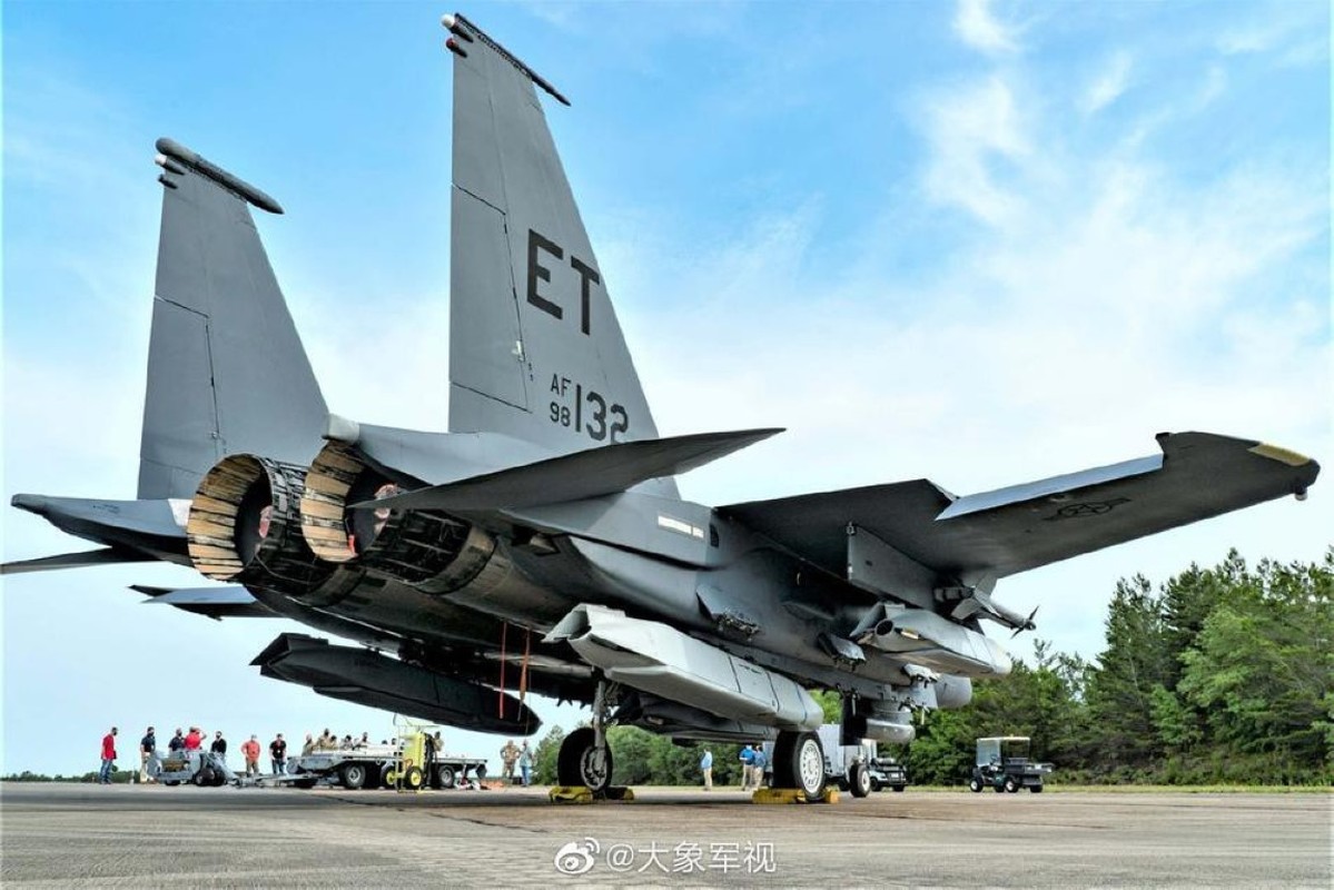 Tiem kich F-15E gay soc khi mang cung luc 5 ten lua tang hinh nang 1 tan