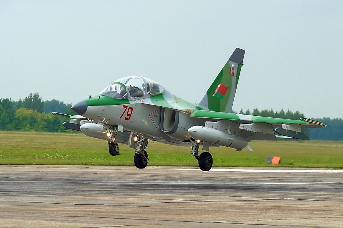 Khoanh khac xuat than cua phi hanh doan Yak-130 truoc khi roi-Hinh-12