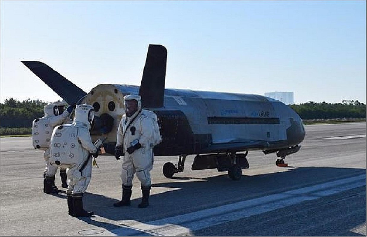 Tiet lo chan dong: X-37B duoc su dung de tan cong hat nhan tu vu tru-Hinh-8