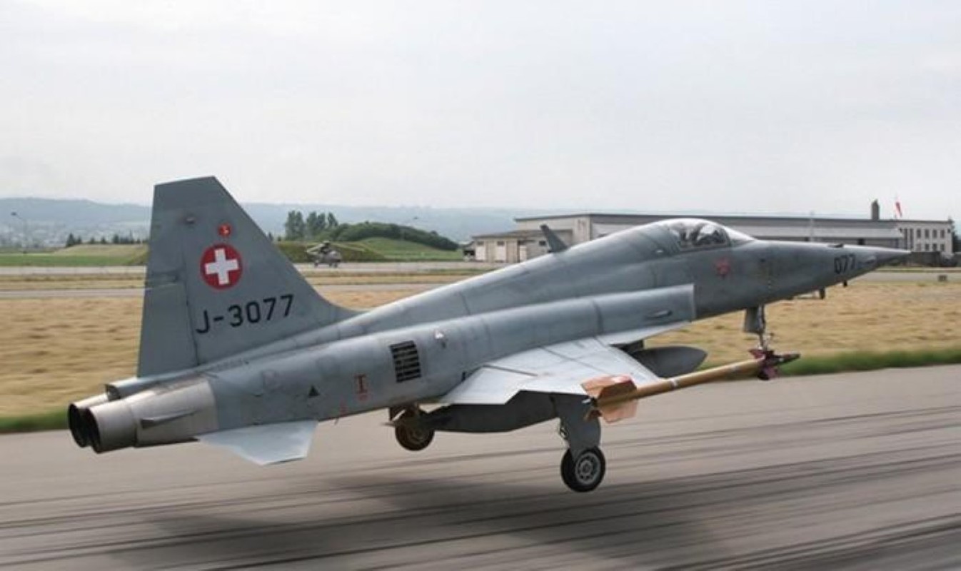 F-5E Tiger II Thuy Si dam vao nui khi tap khong chien-Hinh-16