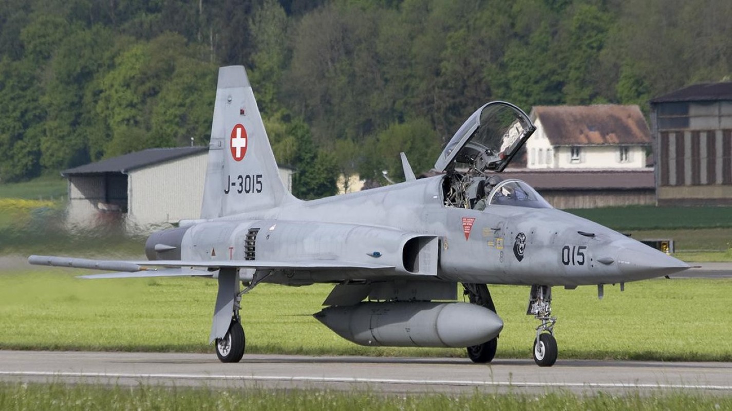 F-5E Tiger II Thuy Si dam vao nui khi tap khong chien-Hinh-18