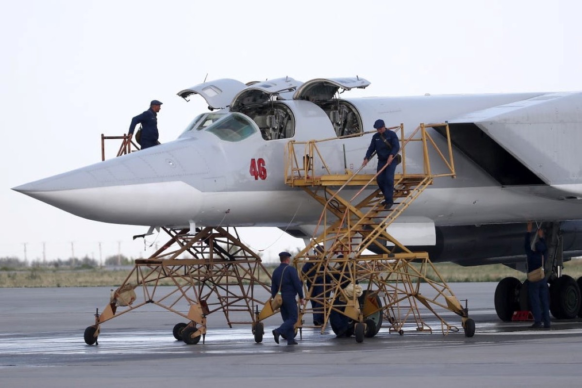 Anh dua tau san bay toi Syria, Nga lap tuc mang Tu-22M3 tiep don-Hinh-10