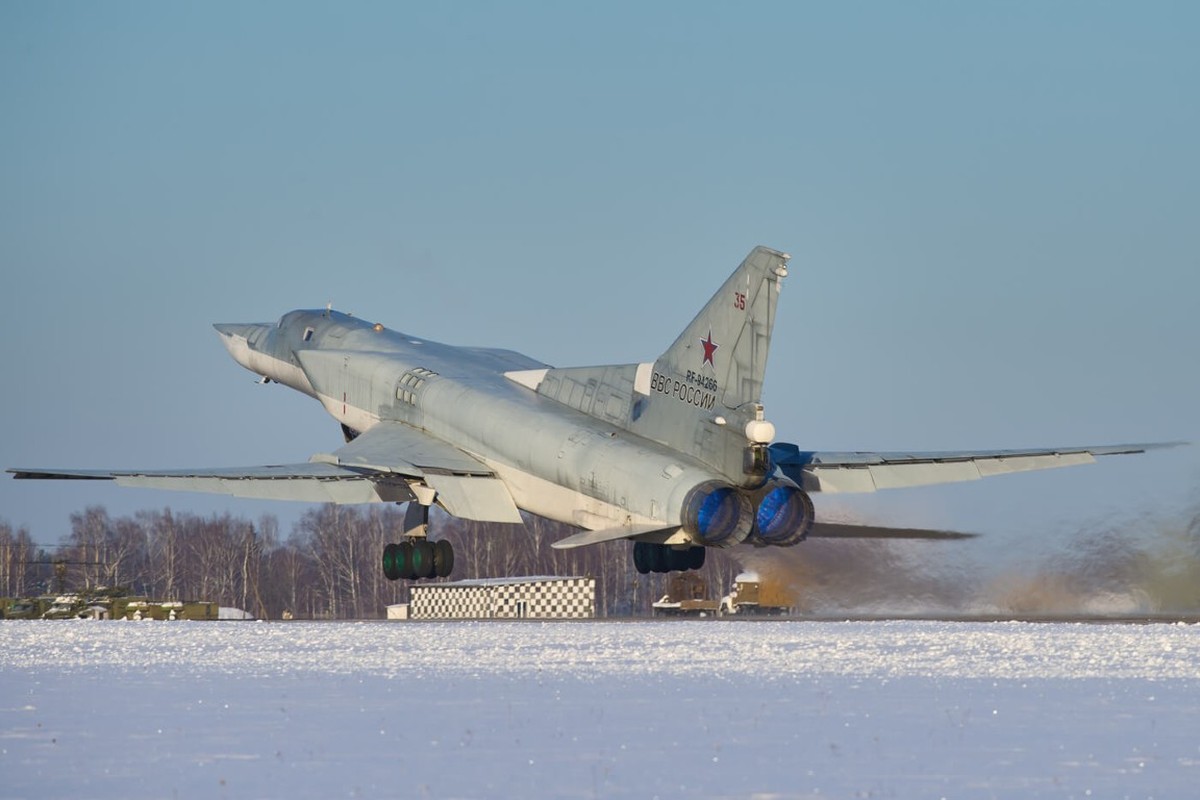 Anh dua tau san bay toi Syria, Nga lap tuc mang Tu-22M3 tiep don-Hinh-11