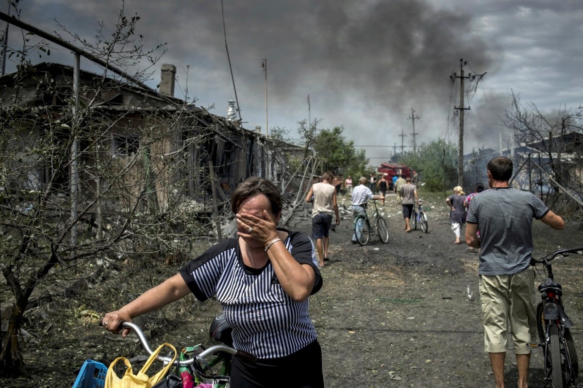 Lan dau tien trong lich su, bom dan NATO na vao Donbass-Hinh-5