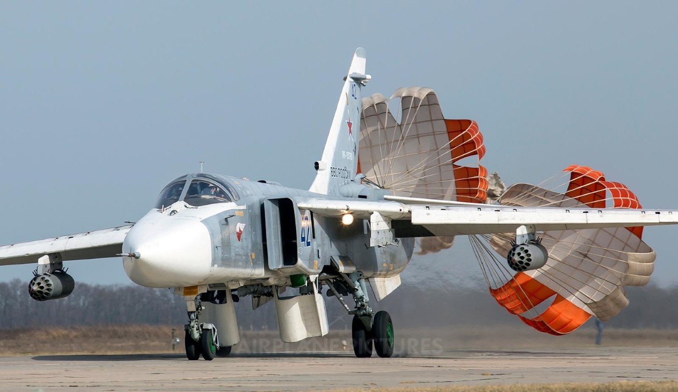 ‘Kiem si’ Su-24M Nga thuong xuyen bay cat mat chien ham phuong Tay-Hinh-11